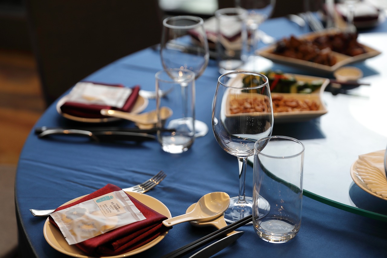 mesa de evento com talheres e copo