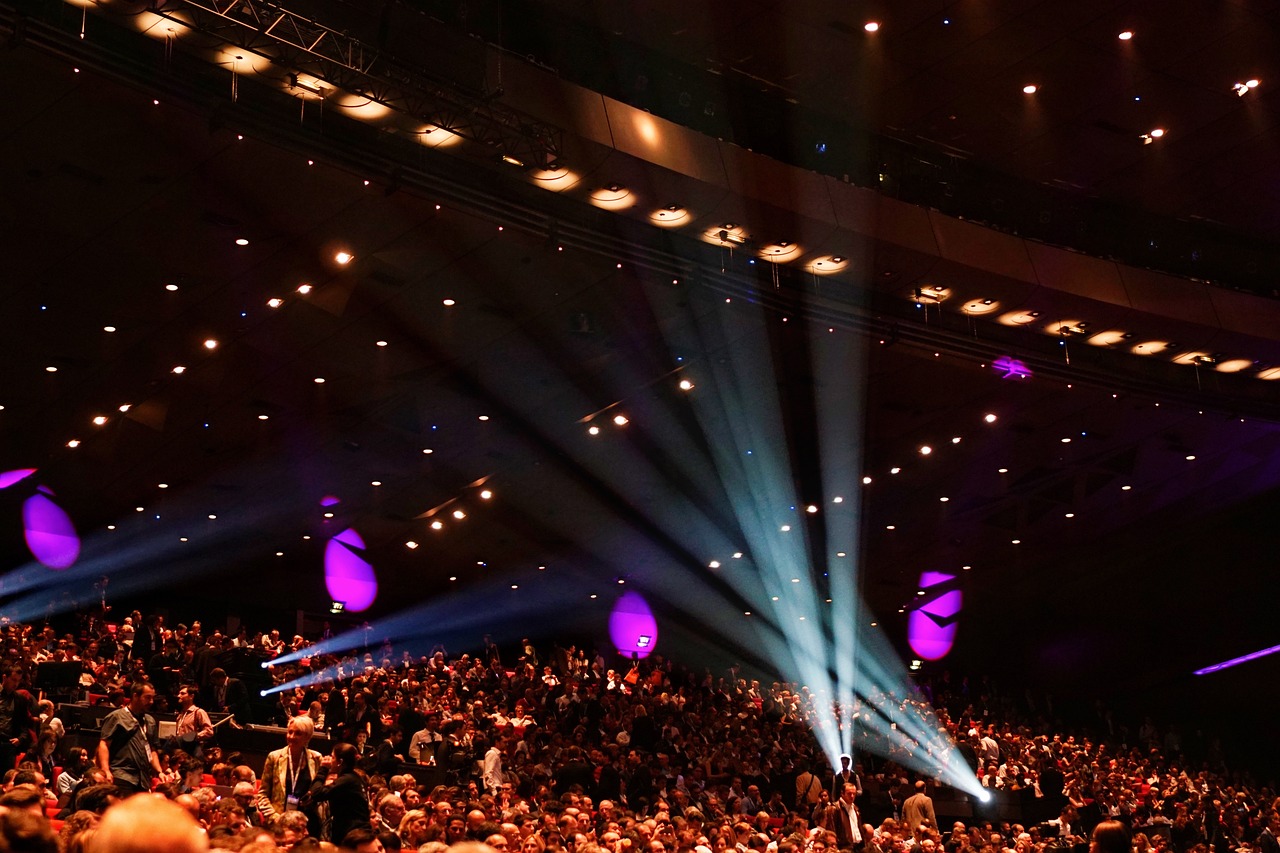 ambiente com luzes e pessoas para evento