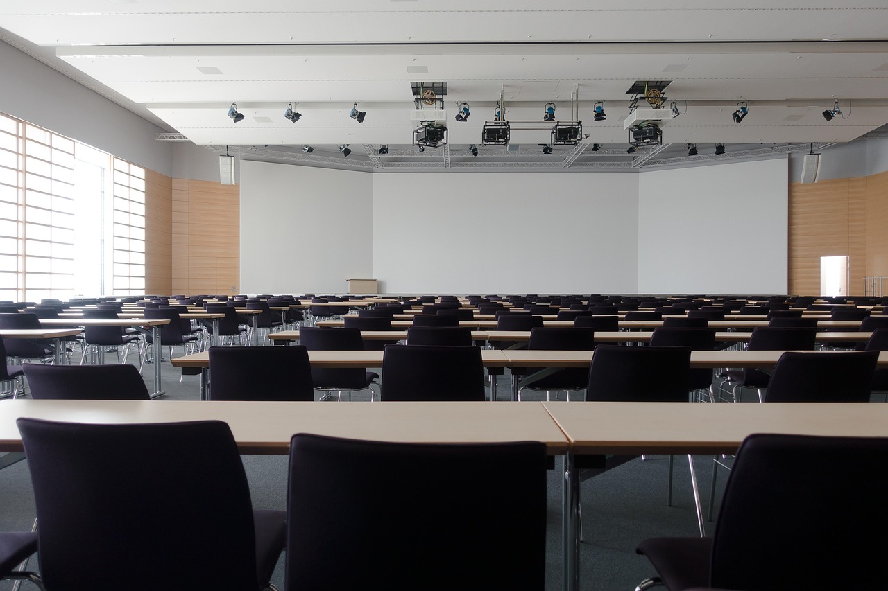 Sala de congresso com mesas e cadeiras